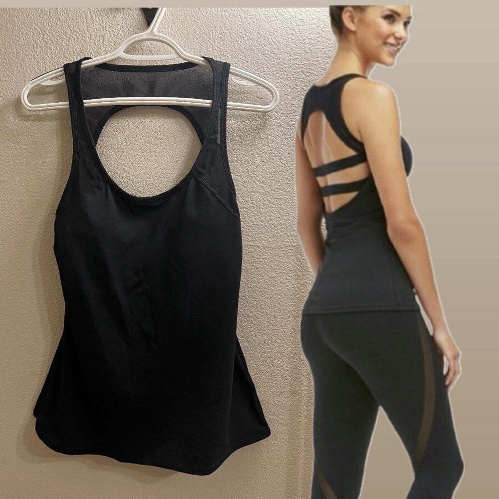 Fabletics “Golf” Tank with a built-in bra (Size M)